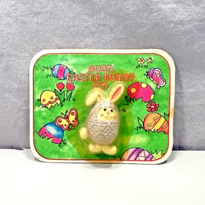 Vintage Avon Easter Bunny 1.75 Inch Pin New Sealed 1982 Rabbit Wearing Egg - Afbeelding 1 van 5