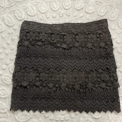 Minifalda floral de ganchillo con capas American Eagle talla 2 carbón Foto 1 de 4
