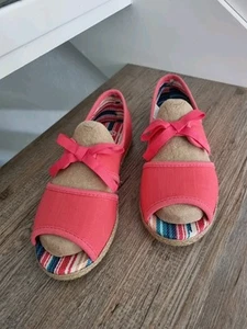 Nagelneue UGG Sandalen, Sommer Schuhe Gr. 33 - Bild 1 von 10