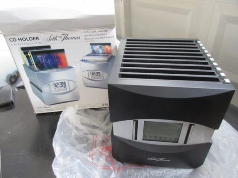 1061~ Vintage Seth Thomas CD Holder LCD Clock Calendar Alarm NEW in Box Cover