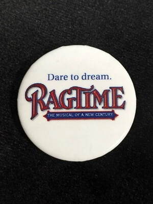 Prendedor trasero blanco redondo Atrévete a soñar musical ragtime Foto 1 de 4