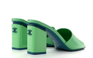 NEW! CHANEL GREEN & TURQUOISE PATENT LEATHER CC MULES SANDALS SHOES Sz.40 $1125 - Picture 1 of 10