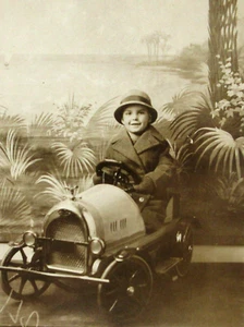 Antiguo coche a pedales lindo niño foto real postal RPPC años 1910-20 - Imagen 1 de 4