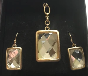 Nuevo Avon TONO DORADO Rectangular Facetado Collar Pendiente Set de Regalo - Imagen 1 de 1