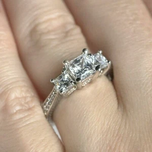 Anillo de boda de tres piedras con diamantes simulados de corte princesa blanco de 3 quilates de plata 925 - Imagen 1 de 3
