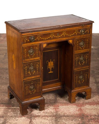 Escritorio georgiano pequeño agujero de rodilla siglo XVIII con incrustaciones de nogal c.1780  Foto 1 de 4