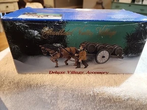 Heartland Valley Village Deluxe Dorfzubehör Pferdewagen mit Fässern - Bild 1 von 6
