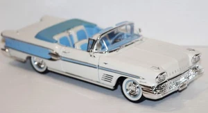 Road Signature 1958 Pontiac Bonneville scala 1:18 bianco e blu pressofuso Deluxe - Foto 1 di 10