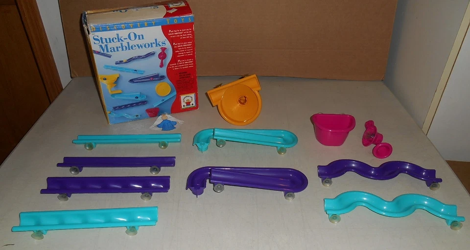 Juguetes Discovery 2003 pegados en Marbleworks Foto 1 de 1