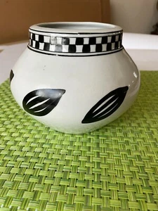 Ecco Terra Fine Porcelain Hand Painted Pot Black And White Designer Style - Picture 1 of 8