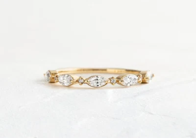 Banda de moda de moissanita blanca de forma marquesa y redonda en oro amarillo real de 10 quilates Foto 1 de 4