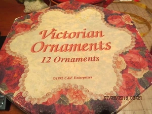 12 PALLINE DI NATALE VITTORIANE VINTAGE 1995--DESIGN ANGELO--CONFEZIONATE--#R7-11 - Foto 1 di 24