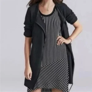 Cárdigan CAbi ATC Offhand en negro frente abierto talla grande - Imagen 1 de 8