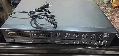 Mezclador de karaoke Audio2000'S AKJ7041 con control de llave digital y eco Foto 1 de 4