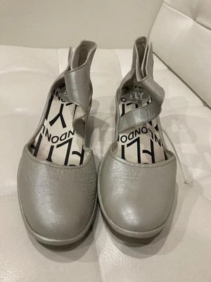 Zapato cómodo Fly London color champán cuña correa al tobillo punta cerrada talla 42 Foto 1 de 4