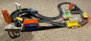 DISNEY PIXAR CARS 2 GEOTRAX WORLD GRAND PRIX RC TRACKSET PLAYSET 2010 3 Cars - Picture 1 of 6
