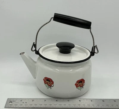 Винтажный эмалированный чайник с деревянной ручкой 4 чашки/1 кварты белый с черной отделкой и цветами - Изображение 1 из 4