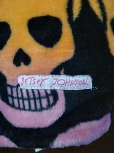Iconic Betsey Johnson Halloween Skulls Collectible Soft Plush Throw Blanket - Picture 1 of 7