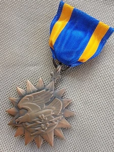 Original WW2 US Air Medal Early Wrap Brooch - Picture 1 of 6