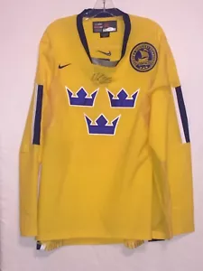 Detroit Red Wings Nicklas Lidstrom SIGNED TEAM SWEDEN JERSEY JSA COA - Picture 1 of 10