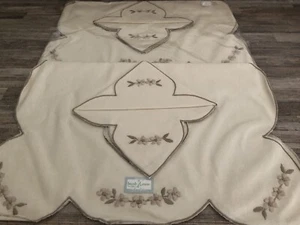 VINTAGE CREAM EMBROIDERED IRISH LINEN NAPKINS & PLACEMATS SET BN - Picture 1 of 7