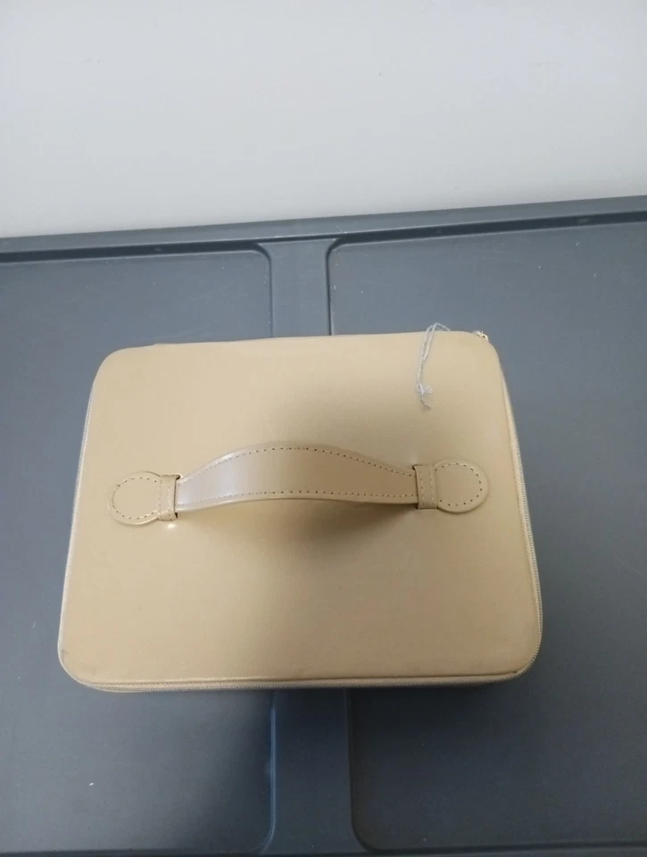 Un nuevo estuche de tren de día con estuche de viaje marrón tamaño mediano Foto 1 de 4