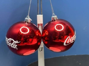 2 Pre-owned Red Ball With Classic White Coca Cola Logo Christmas Ornaments. - Foto 1 di 4