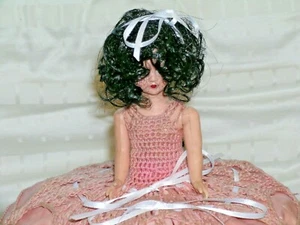 Muñeca libro de cuentos de 12 pulgadas con vestido de ganchillo sobre vestido de satén ojos de trabajo - Imagen 1 de 3