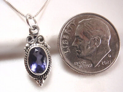 Colgante de ley 925 facetado ovalado de iolita con detalles estilo cuerda muy pequeño Foto 1 de 4