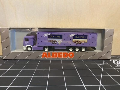 Semirremolque tractor y remolque Albedo 300136 - Milka Lila Stars - 1:87 HO Foto 1 de 4