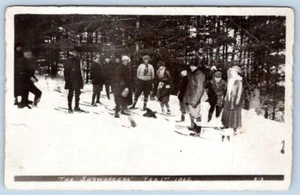 ERA 1925 RPPC "THE SNOWSHOERS" ESCENA DE INVIERNO*ANTIGUA FOTO REAL POSTAL - Imagen 1 de 2