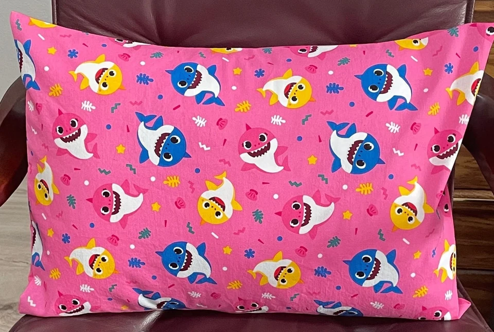 Hecho a mano bebé inspirado en tiburón "rosa" con funda de almohada estilo sobre trasero rosa Foto 1 de 1
