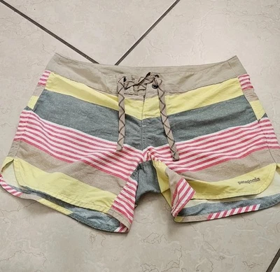 Bañador corto Patagonia para mujer 4 wavefarer amarillo rosa bronceado rayas Foto 1 de 4