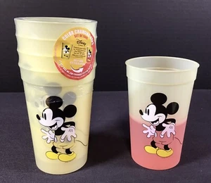 Paquete de 4 tazas de plástico que cambian de color de Mickey Mouse de los parques de Disney amarillo a rojo de 15 oz - Imagen 1 de 4