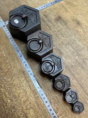 n° 9 Série de 6 anciens poids hexagonaux en fonte  balance roberval Outils Lot - Photo 1/4