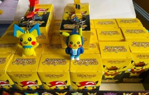 PORTACHIAVI POKEMON NUOVO SCATOLATO 1 PEZZO CASUALE COMPLETO DI CIONDOLO CASUALE - Foto 1 di 1
