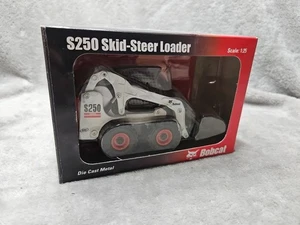 Bobcat S250 Skid-Steer Loader 1:25 Scale NEW One Tough Animal 6901787 - Foto 1 di 9