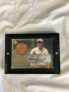 2004 UD OBERDECK PIN SEEKERS BRONZE PS19A PADRAIG HARRINGTON SIGNIERTES AUTOGRAMM - Bild 1 von 3
