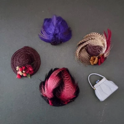 Miniature  1/12th Dollshouse Lot Of 4 Hats And One Purse By Marie France Beglan - Immagine 1 di 4