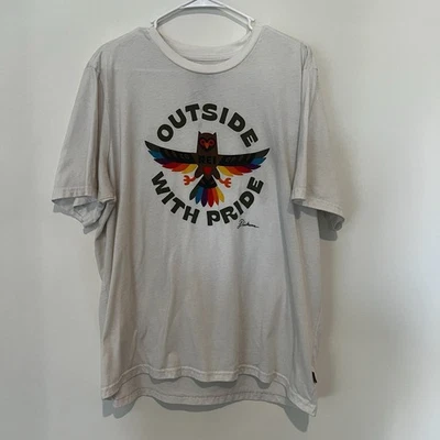 Camiseta REI Outside With Pride Adulto XL Algodón Orgánico y Poliéster Foto 1 de 4