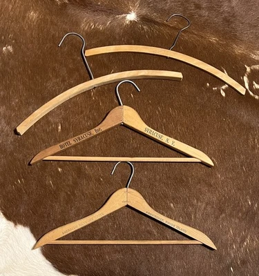 Juego de 4 perchas vintage de madera surtidas para ropa/traje vintage Foto 1 de 4