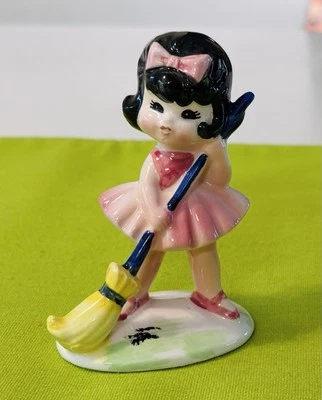Estatuilla de colección Enesco Japón Madre Pequeña Ayudante Niña Morena Barriendo Rosa Foto 1 de 4