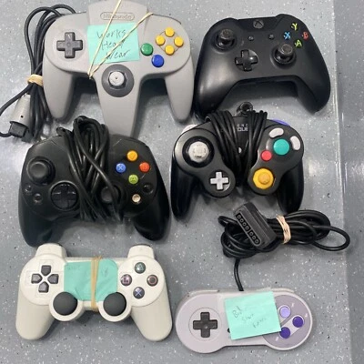 Lote de controladores de videojuegos (SNES, N64, Xbox, XboxOne, GameCube, PS3) Foto 1 de 4
