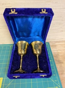 Juego de 2 copas de vino grabadas vintage de latón en estuche de terciopelo de la India  - Imagen 1 de 7
