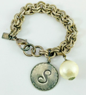 JOHN WIND Sorority Gal Pulseira Inicial de Pérola de Algodão Tom Prata "S" - Imagem 1 de 4