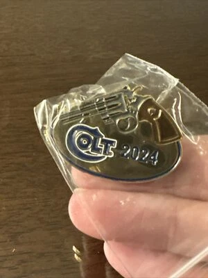 Prendedor de solapa tono dorado Shot Show Colt 2024 Las Vegas, NV Foto 1 de 2