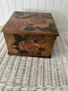 LARGE VINTAGE ROSE PATTERN CARVED WOOD KEEPSAKE BOX, 8.5" X 5 3/4" - Picture 1 of 6