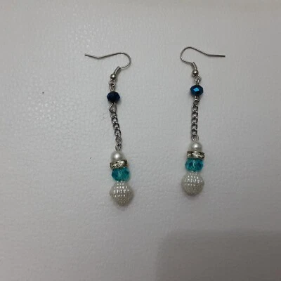 orecchini argentati con catenella perline e strass. Fatti a mano  - Immagine 1 di 2