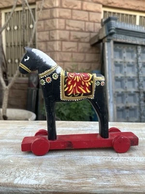 Pintura antiga de madeira esculpida à mão preta miniatura cavalo ambulante figura vintage - Imagem 1 de 4