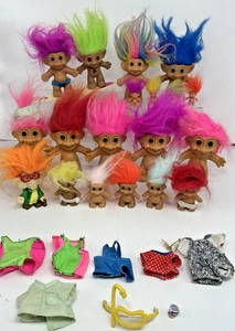 Lotto 19 bambole troll vintage varie misure + colori capelli, vestiti + tavola da surf - Foto 1 di 8